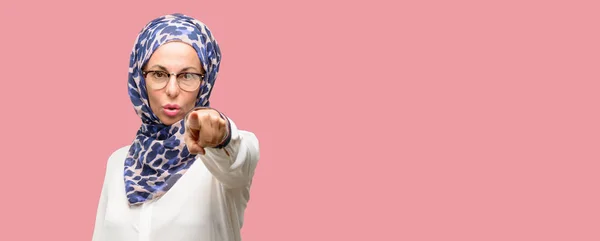 Donna Araba Musulmana Mezza Età Che Indossa Hijab Indicando Davanti — Foto Stock