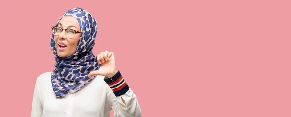 Wanita Arab Muslim Usia Pertengahan Mengenakan Jilbab Bangga Bersemangat Dan — Stok Foto