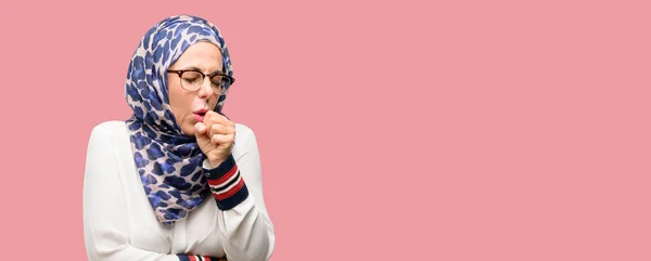 中年穆斯林阿拉伯妇女戴头巾生病和咳嗽 患有哮喘或支气管炎 医学概念 — 图库照片