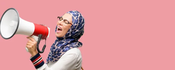 Muslimische Araberin Mittleren Alters Hijab Kommuniziert Laut Schreiend Mit Einem — Stockfoto