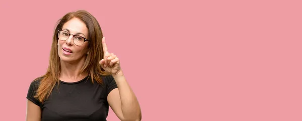 Mujer Mediana Edad Vistiendo Camisa Negra Gafas Feliz Sorprendido Animando — Foto de Stock