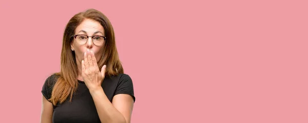 Женщина Средних Лет Черной Рубашке Очках Покрывает Рот Шоке Выглядит — стоковое фото