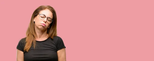 Medelålders Kvinna Klädd Svart Skjorta Och Glasögon Med Sömnig Uttryck — Stockfoto