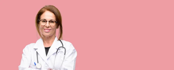 Dokter Vrouw Medische Professional Met Gekruiste Armen Zelfverzekerd Blij Met — Stockfoto
