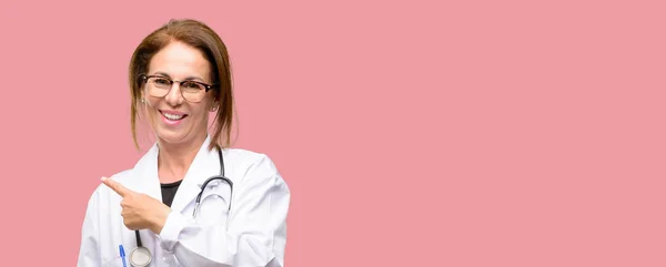 Dokter Wanita Medis Profesional Menunjuk Jauh Sisi Dengan Jari — Stok Foto