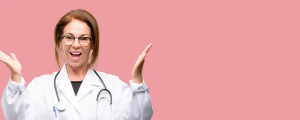 Γυναίκα Γιατρός Ιατρική Επαγγελματική Ευτυχισμένη Και Έκπληκτος Επευφημίες Εκφράζοντας Wow — Φωτογραφία Αρχείου