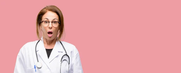 Γυναίκα Γιατρός Ιατρικό Επαγγελματία Φοβισμένος Σοκ Εκφράζοντας Τον Πανικό Και — Φωτογραφία Αρχείου