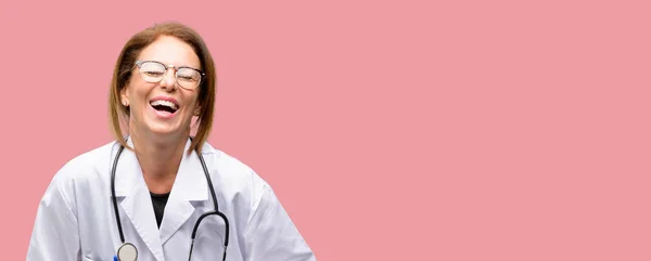 医生妇女 医学专业自信和愉快与一个大自然微笑笑 — 图库照片