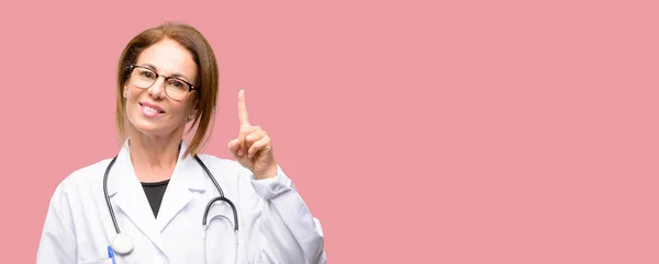 Ärztin Mediziner Glücklich Und Überrascht Jubelnd Mit Wow Geste Nach — Stockfoto