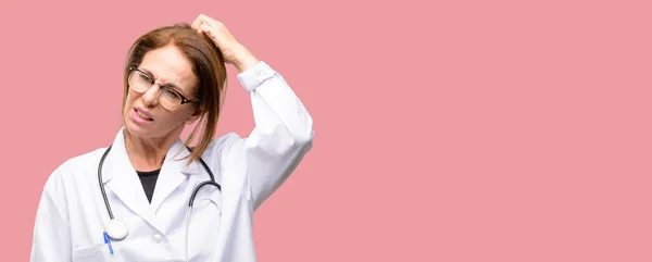 Medico Donna Medico Professionale Dubbio Espressione Confusione Meraviglia Concetto Futuro — Foto Stock