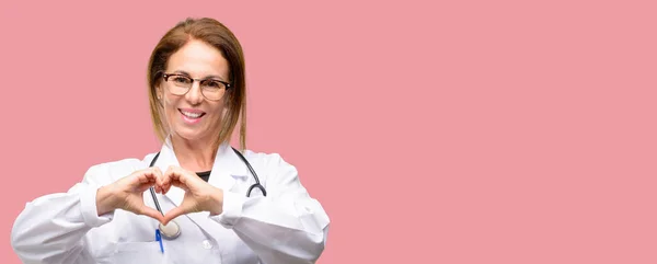Dokter Vrouw Medische Professionele Gelukkig Weergegeven Liefde Met Handen Hart — Stockfoto