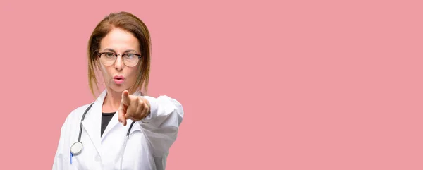 Γυναίκα Γιατρός Ιατρική Επαγγελματική Δείχνοντας Προς Εμπρός Δάχτυλο — Φωτογραφία Αρχείου