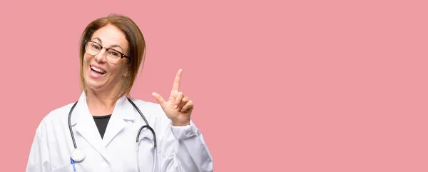Γυναίκα Γιατρός Ιατρική Επαγγελματική Δείχνει Μακριά Πλευρά Δάχτυλο — Φωτογραφία Αρχείου