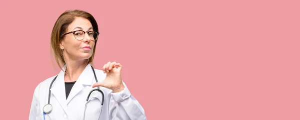 Médico Mujer Profesional Médico Orgulloso Excitado Arrogante Señalando Con Cara —  Fotos de Stock