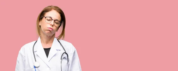 Medico Donna Medico Professionista Con Espressione Sonnolenta Essendo Oberato Lavoro — Foto Stock