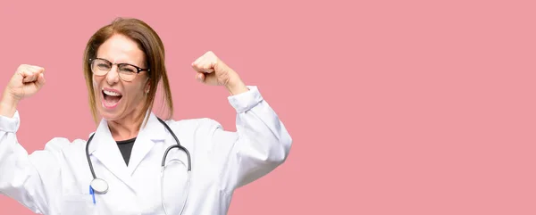医生女士 医学专业的快乐和兴奋庆祝胜利表达了巨大的成功 能量和积极的情绪 庆祝新工作快乐 — 图库照片