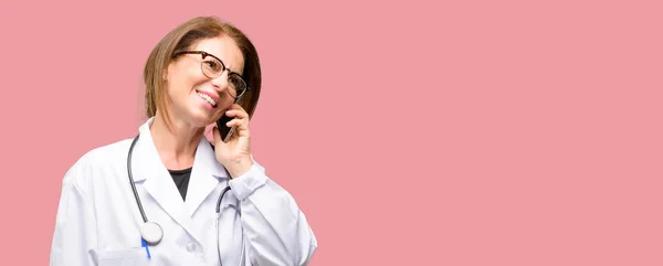 Γυναίκα Γιατρός Ιατρική Επαγγελματική Ευτυχισμένη Μιλάμε Χρησιμοποιώντας Ένα Κινητό Τηλέφωνο — Φωτογραφία Αρχείου