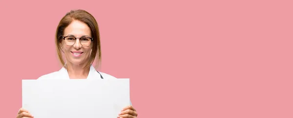 Médico Mulher Médico Profissional Segurando Banner Publicidade Branco Bom Cartaz — Fotografia de Stock