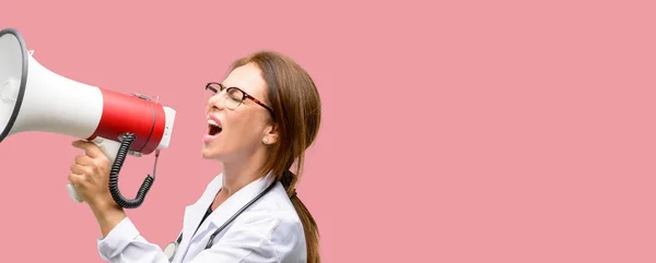 Kobieta Lekarz Medyczny Komunikuje Się Krzycząc Głośno Gospodarstwa Megafon Wyrażając — Zdjęcie stockowe