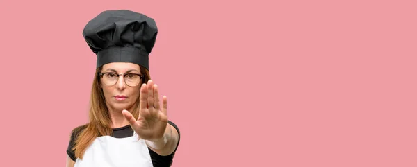 中年厨师穿着主厨围裙恼火的态度 用手停止手势 表示安全 防守或限制 也许推 — 图库照片