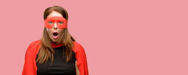 Mulher Super Herói Meia Idade Vestindo Máscara Vermelha Capa Assustada — Fotografia de Stock