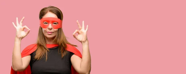 Middelbare Leeftijd Super Held Vrouw Dragen Rode Masker Cape Doen — Stockfoto