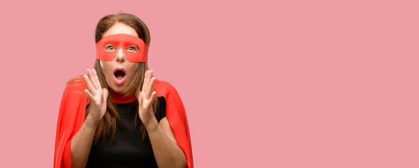 Mulher Super Herói Meia Idade Vestindo Máscara Vermelha Capa Estressante — Fotografia de Stock
