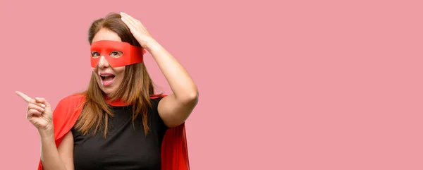 Mulher Super Herói Meia Idade Usando Máscara Vermelha Capa Apontando — Fotografia de Stock