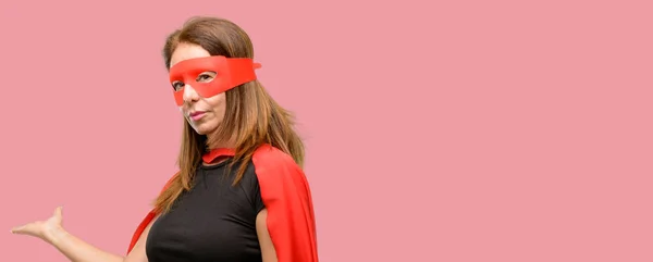 Średnim Wieku Super Bohatera Kobietę Noszenia Czerwona Maska Peleryna Pewnie — Zdjęcie stockowe