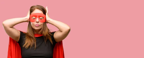 Mulher Super Herói Meia Idade Usando Máscara Vermelha Capa Cobrindo — Fotografia de Stock