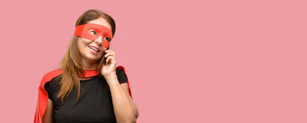 Kırmızı Maske Cape Smartphone Cep Telefonuyla Konuşurken Mutlu Giyen Orta — Stok fotoğraf