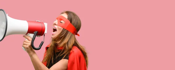 Middelbare Leeftijd Super Held Vrouw Dragen Rode Masker Cape Communiceert — Stockfoto