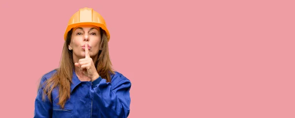 Ingeniero Obrero Construcción Mujer Con Dedo Índice Los Labios Pedir —  Fotos de Stock