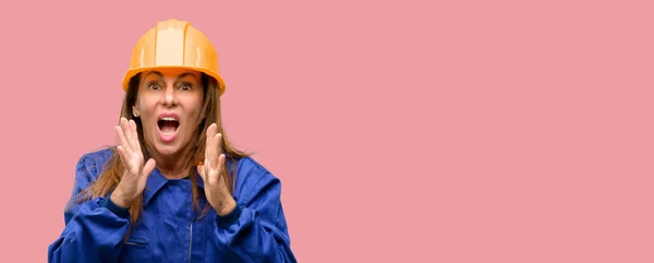 Inżynier Budowy Pracownik Kobieta Stresujące Trzymając Ręce Głowę Przerażony Panice — Zdjęcie stockowe
