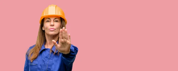 工程施工工人妇女对不良态度感到恼火 用手停止手势 表示安全 防守或限制 也许推 — 图库照片