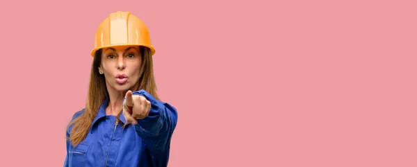 工程师建筑工人用手指指着前面的女人 — 图库照片