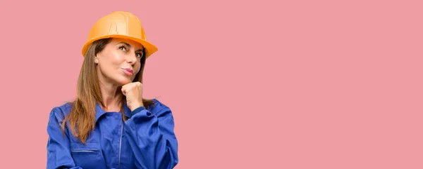 Ingeniera Trabajadora Construcción Mujer Pensando Mirando Hacia Arriba Expresando Duda — Foto de Stock