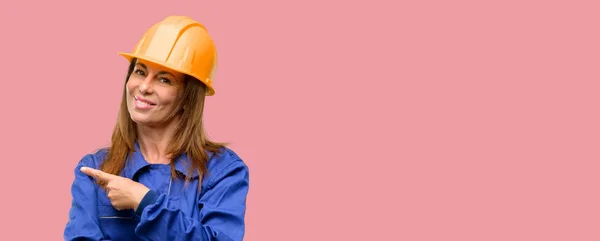 Ingeniero Obrero Construcción Mujer Apuntando Hacia Lado Con Dedo — Foto de Stock