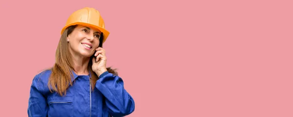 Engenheiro Trabalhador Construção Mulher Feliz Falando Usando Telefone Celular Smartphone — Fotografia de Stock