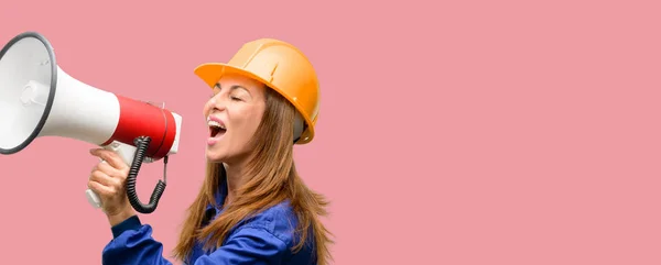 Engenheiro Construção Mulher Trabalhador Comunica Gritando Alto Segurando Megafone Expressando — Fotografia de Stock