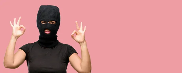 Mulher Terrorista Assaltante Usando Máscara Esqui Balaclava Fazendo Gesto Sinal — Fotografia de Stock