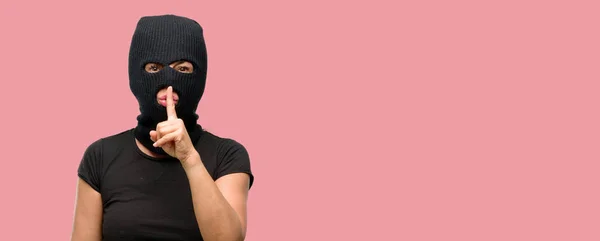 Mulher Terrorista Assaltante Usando Máscara Esqui Balaclava Com Dedo Indicador — Fotografia de Stock