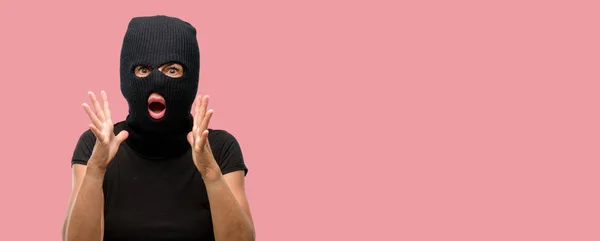 Mulher Terrorista Assaltante Usando Máscara Esqui Balaclava Estressante Mantendo Mãos — Fotografia de Stock