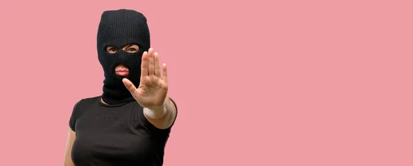 Mulher Terrorista Assaltante Usando Máscara Esqui Balaclava Irritado Com Atitude — Fotografia de Stock