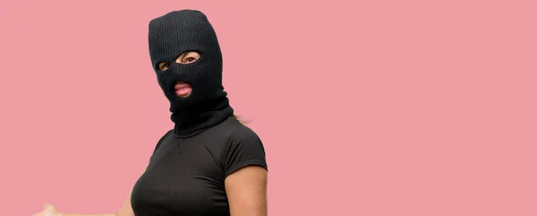バラクラバ スキー用マスクを入力する 自然な笑顔を招いて満足して自信を持って身に着けている泥棒テロリスト女 — ストック写真