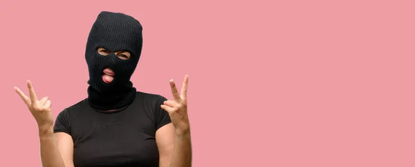 Mulher Terrorista Assaltante Usando Máscara Esqui Balaclava Olhando Para Câmera — Fotografia de Stock