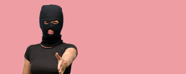 Mulher Terrorista Assaltante Usando Máscara Esqui Balaclava Mãos Acolhedoras Postura — Fotografia de Stock