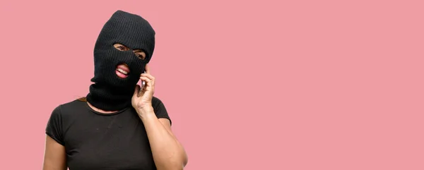 Mulher Terrorista Assaltante Usando Máscara Esqui Balaclava Feliz Falando Usando — Fotografia de Stock