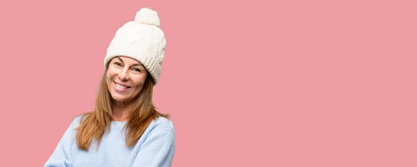 自信を持って笑っている笑顔自然に満足して組んだ腕付きウール冬帽子を被った中年の女性 — ストック写真