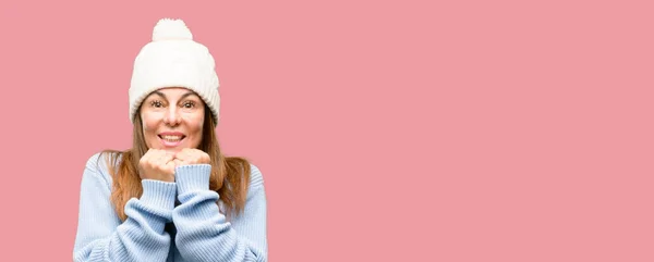 恐怖と不安とパニックのジェスチャー 圧倒を表現する神経のウール防寒帽を身に着けている中年女性 — ストック写真